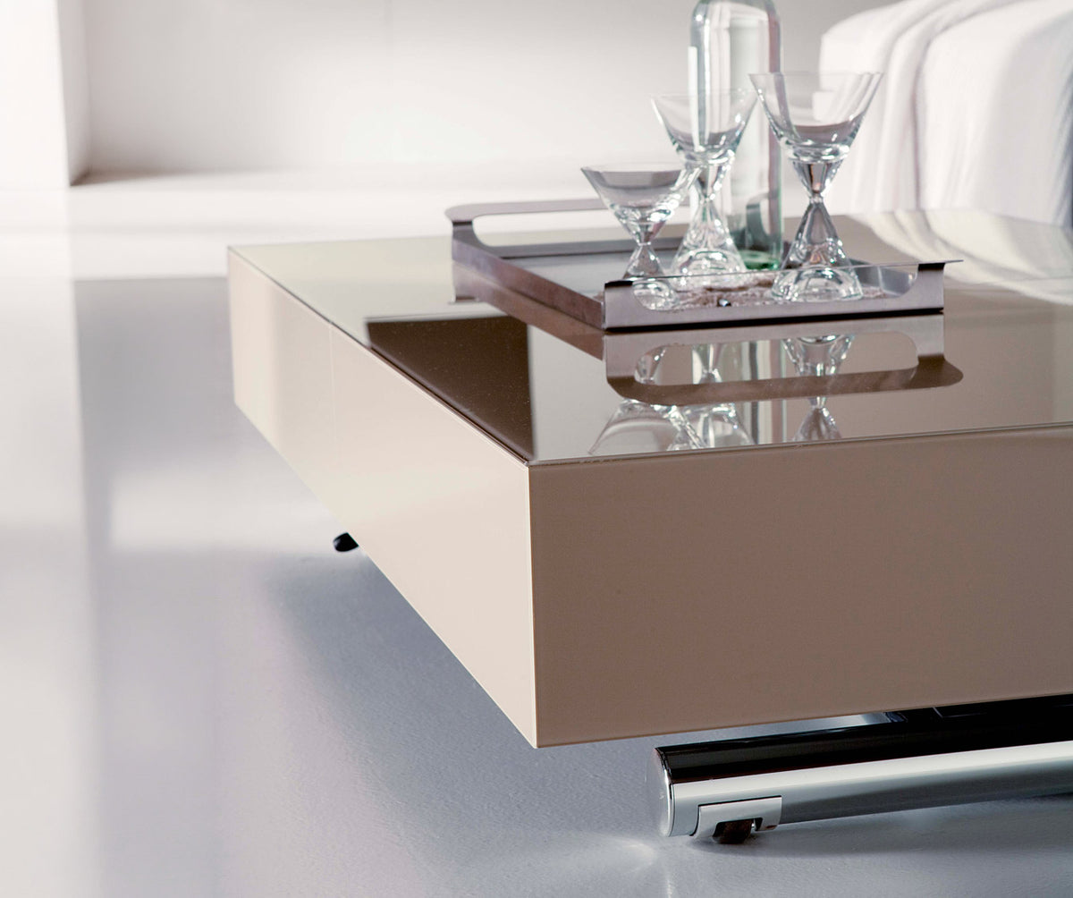 Table basse élégante avec surface en verre brillante et structure moderne, mise en valeur dans un intérieur contemporain, modèle BOX Verre Extrachiaro.