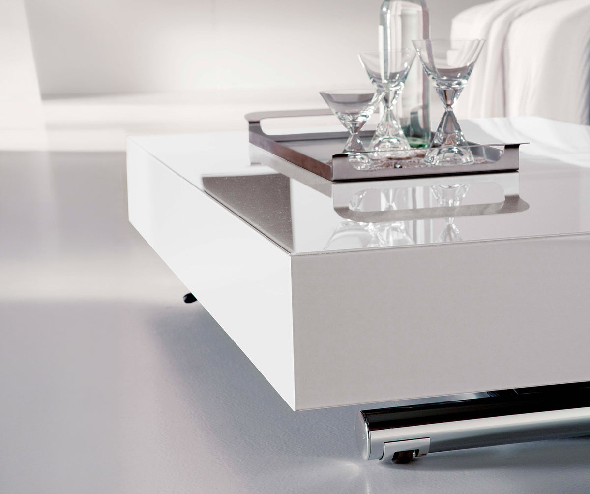 Table extensible blanche au design moderne avec plateau en BOX Verre Extrachiaro, décorée avec un plateau en bois et des verres élégants posés dessus.
