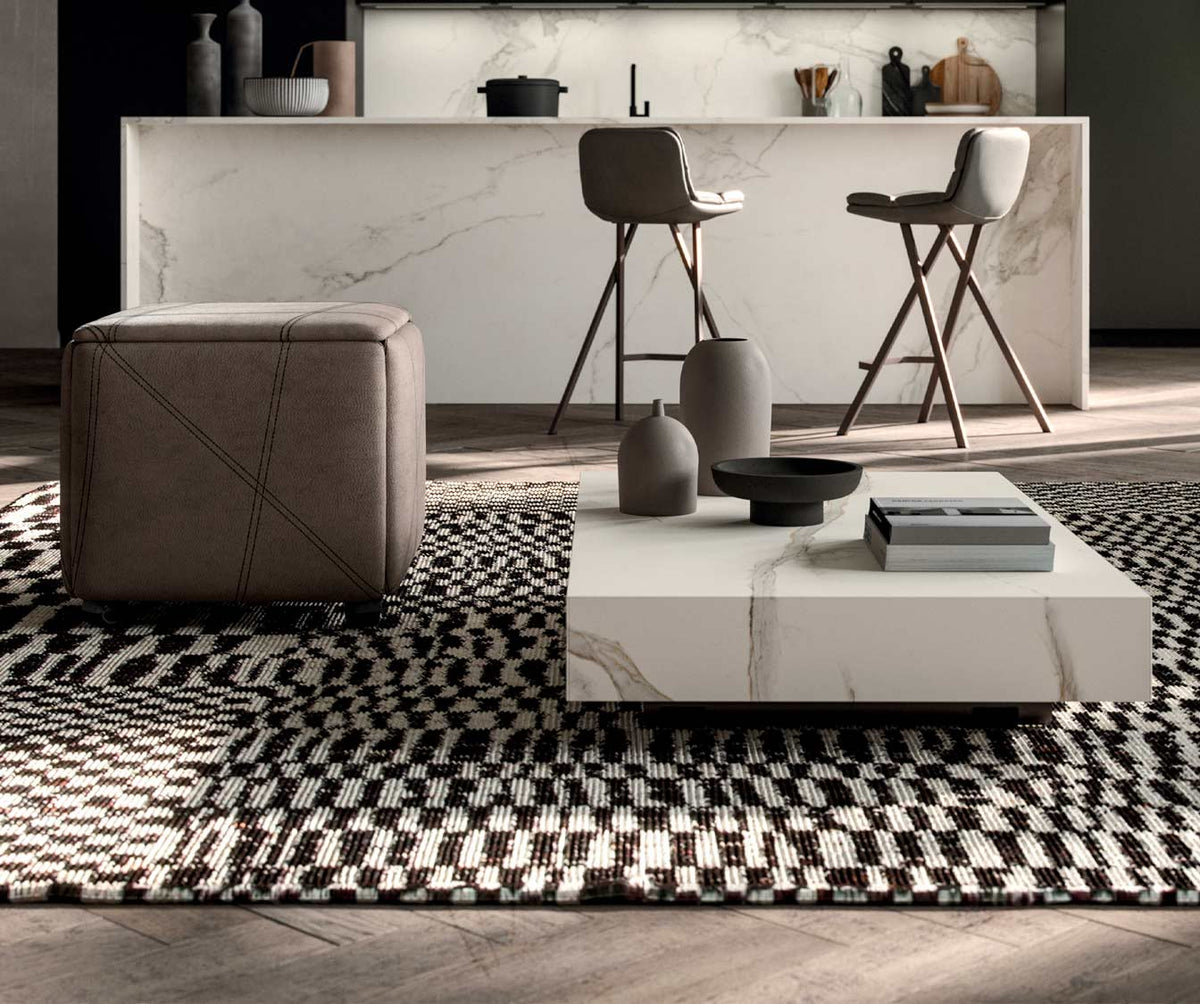 Table basse moderne BOX Verre Extrachiaro en finition marbre extrachiaro, intégrée dans un salon contemporain avec tabourets hauts et pouf, idéale pour un intérieur élégant et fonctionnel.