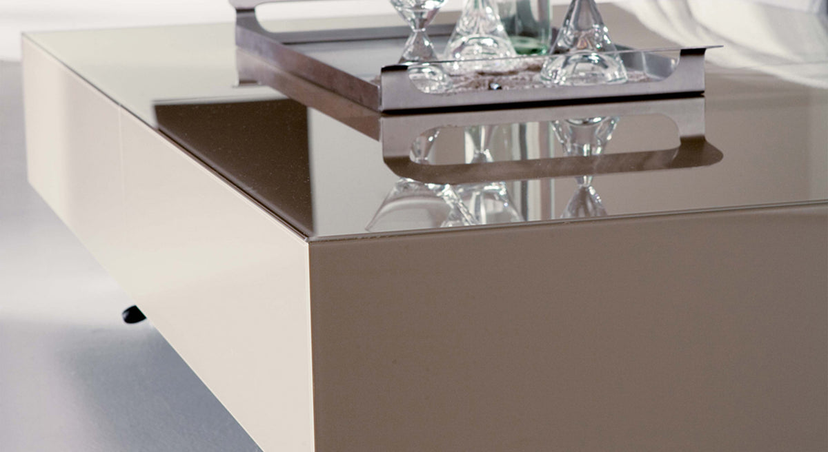 Table basse moderne avec plateau en verre extrachiaro brillant, design épuré et finition laquée mate, présentant le modèle BOX Verre Extrachiaro.