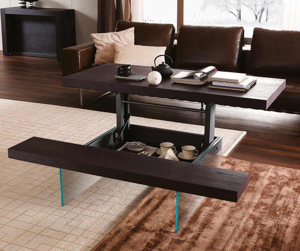 Table basse relevable design en MARKUS Plaqué Rovere vecchio naturale avec compartiment de rangement intégré, dans un salon moderne au sol en bois foncé.