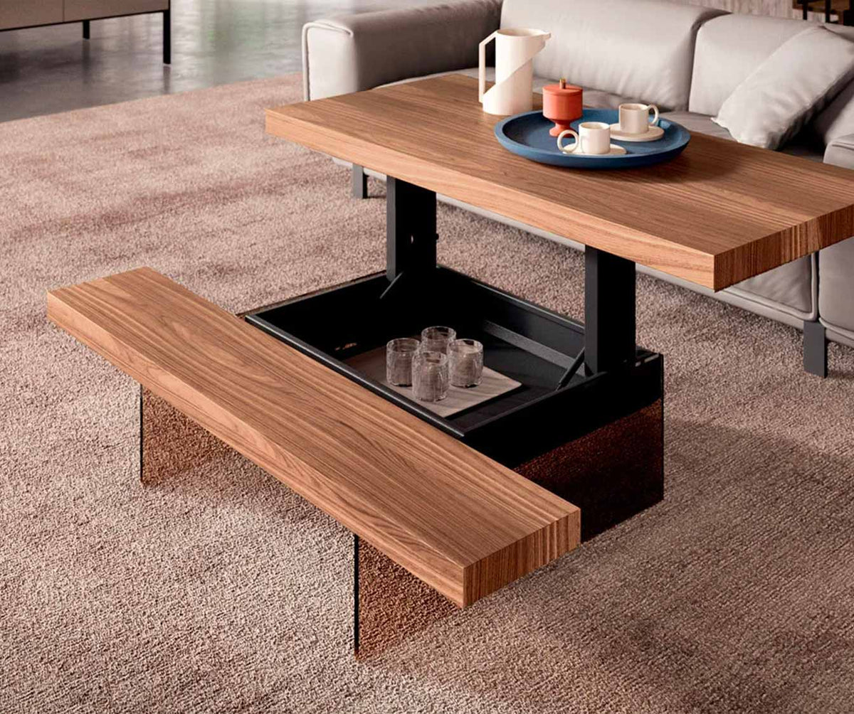 Table basse relevable en bois plaqué naturel avec coffre de rangement intégré, modèle MARKUS Plaqué Rovere vecchio naturale, accompagnée d’un banc assorti dans un salon moderne.