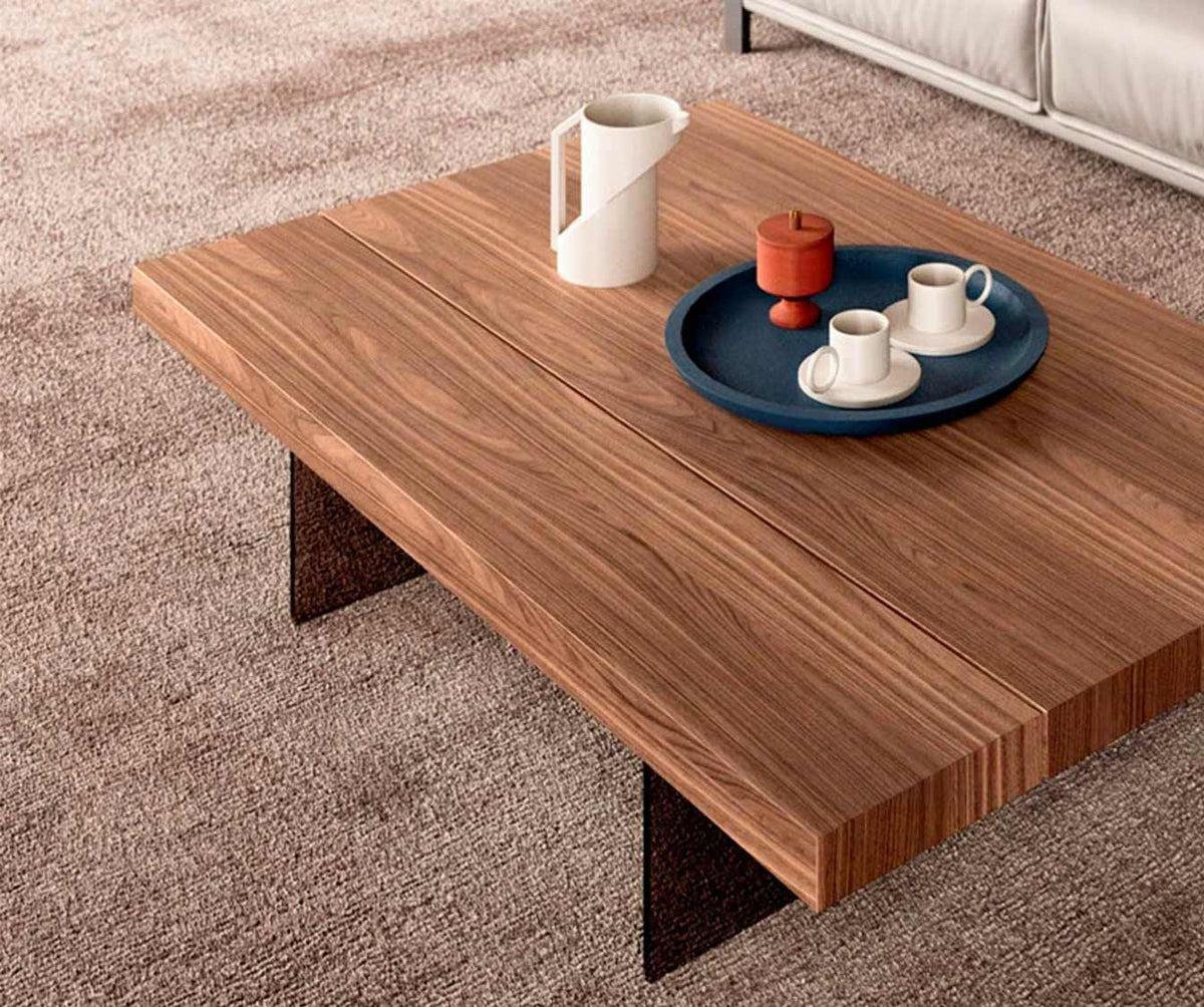 Table basse contemporaine en bois naturel avec plateau en MARKUS Plaqué Rovere vecchio naturale, décorée avec un plateau bleu et service à thé, posée sur un tapis clair.