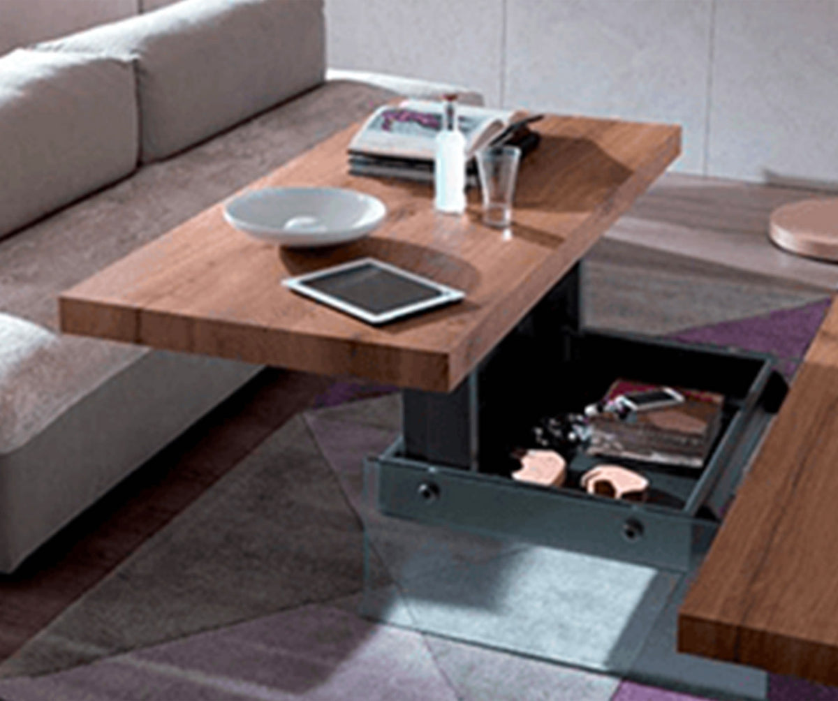 Table basse relevable en MARKUS Plaqué Rovere vecchio naturale avec rangement intégré, installée dans un salon moderne près d'un canapé beige.