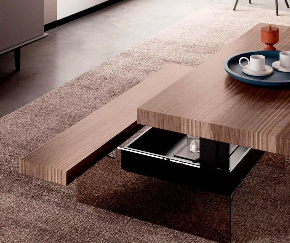 Table basse design en bois naturel avec rallonge intégrée, modèle MARKUS Plaqué Rovere vecchio naturale, posée sur un tapis beige dans un intérieur contemporain.
