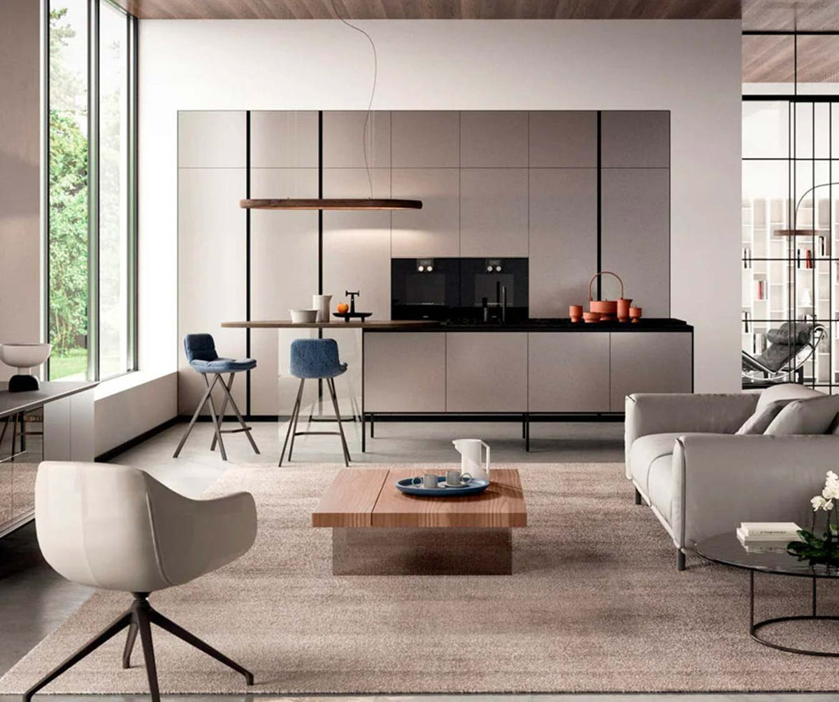 Cuisine ouverte moderne avec îlot central et table basse en MARKUS Plaqué Rovere vecchio naturale, ambiance épurée et lumineuse avec fauteuils design et espace convivial.