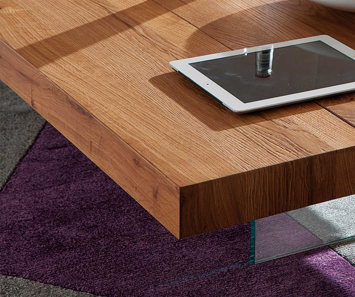 Plateau en bois naturel clair avec finition plaquée, vue rapprochée d'une table extensible MARKUS Plaqué Rovere vecchio naturale posée sur un tapis violet.