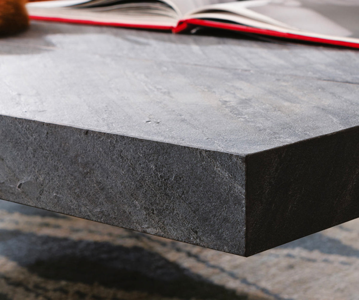 Plan de table en pierre naturelle avec livre posé dessus, mettant en valeur la texture brute et élégante du modèle MARKUS Plaqué Rovere vecchio naturale.