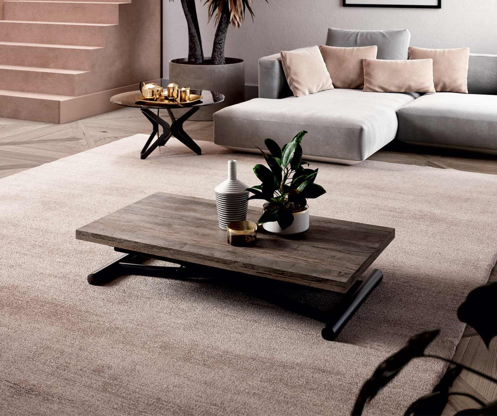 Table extensible MONDIAL Mélaminé Vecchio antico en bois effet vieilli, intégrée dans un salon moderne avec canapé clair et décoration sobre.