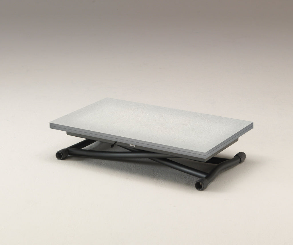 Table basse relevable moderne avec plateau blanc texturé, base métallique noire, design fonctionnel pour optimiser l'espace, modèle SYDNEY Mélaminé Bianco spatolato.
