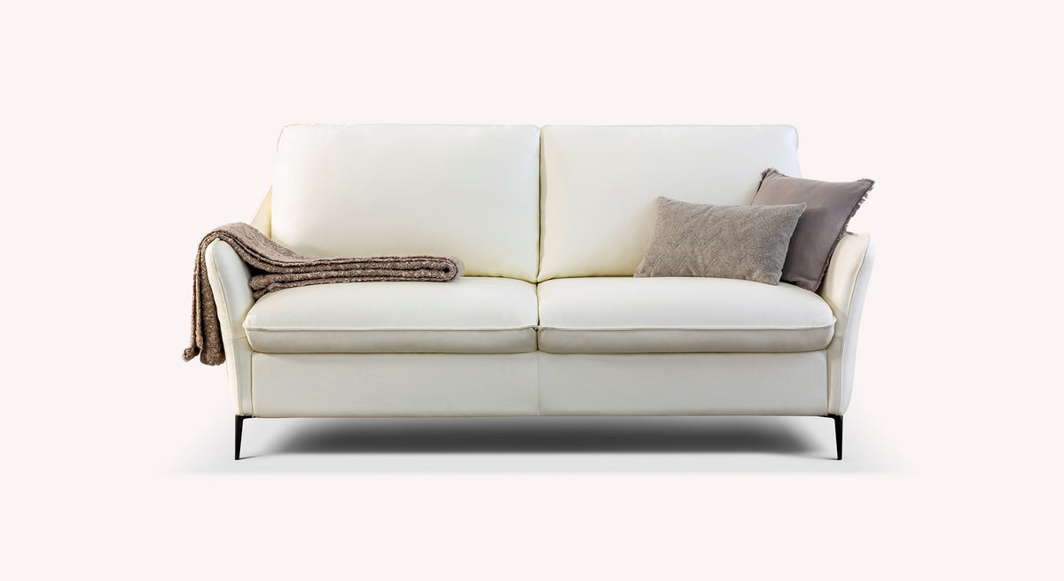 Canapé convertible en cuir crème avec coussins gris et plaid, modèle Bogart
