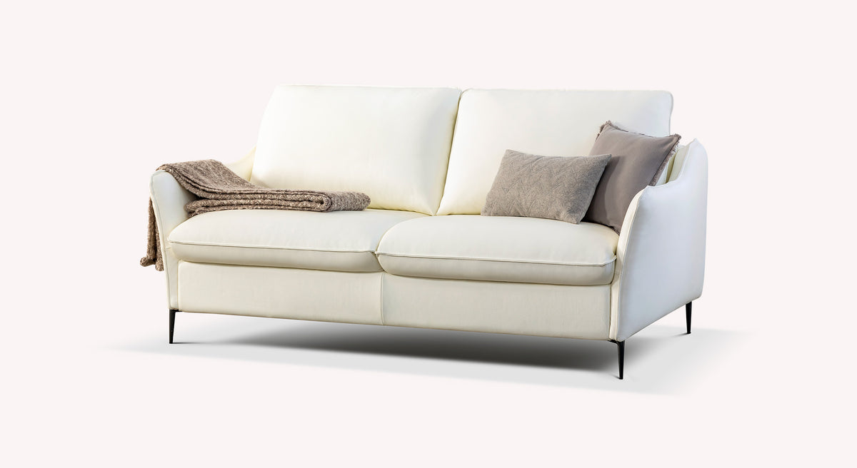 Canapé convertible en cuir crème avec coussins gris et plaid, modèle Bogart