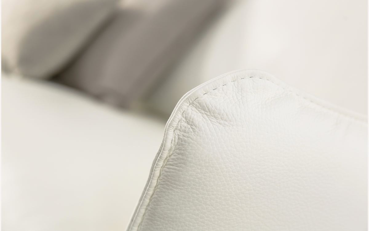 Accoudoir en cuir crème du canapé Bogart, revêtement visible en gros plan