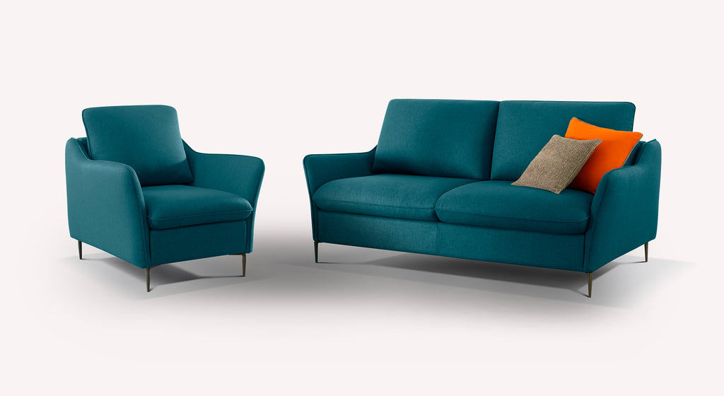 Lot canapé et fauteuil BOGART en tissu bleu canard avec coussins décoratifs orange et beige, design moderne et épuré adapté pour un salon contemporain.