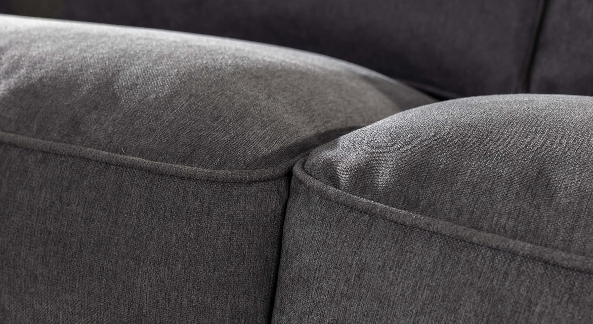 Détail du tissu gris du canapé convertible Cocoon, modèle Stinger, montrant la revêtement et les coutures