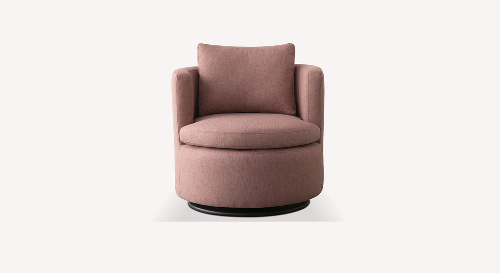 Fauteuil en tissu vieux rose avec dossier et accoudoirs arrondis, sur base circulaire noire
