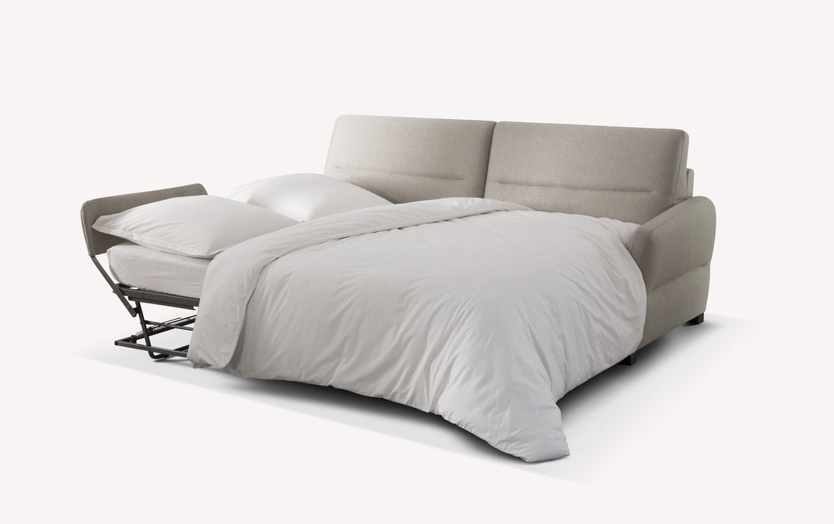 Canapé convertible Gemini ouvert en tissu beige, avec matelas et draps blancs