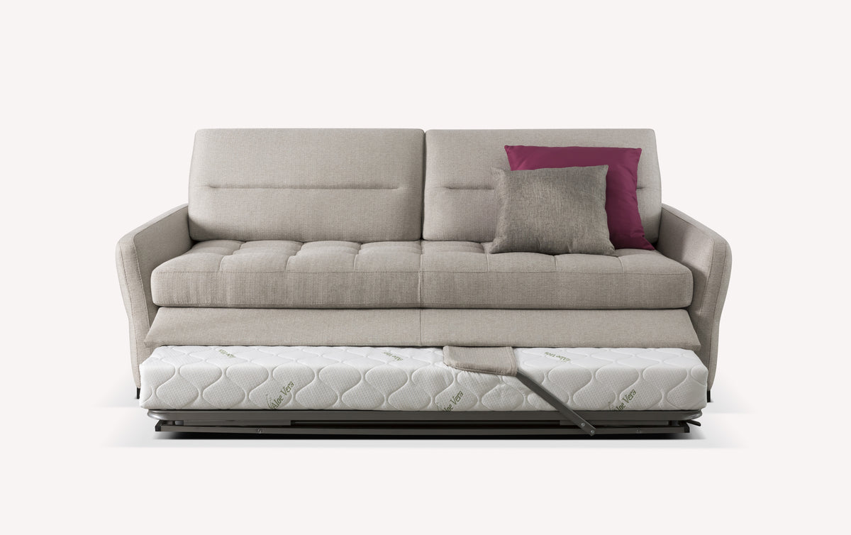 Canapé convertible Gemini en tissu beige avec matelas visible, coussins décoratifs gris et bordeaux