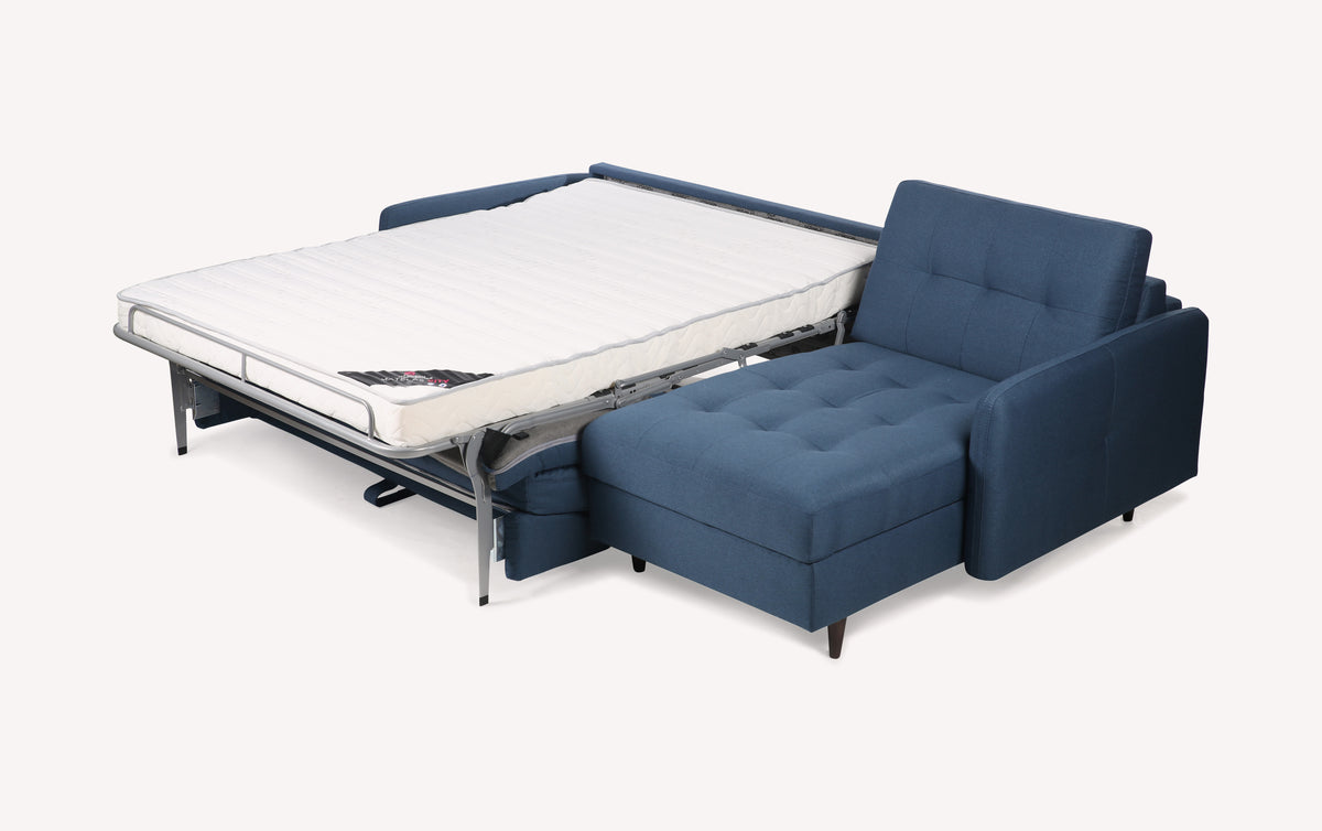 Lot canapé d'angle et fauteuil SOHO avec canapé convertible en tissu bleu, doté d'un matelas déplié pour un couchage confortable, design moderne et fonctionnel.