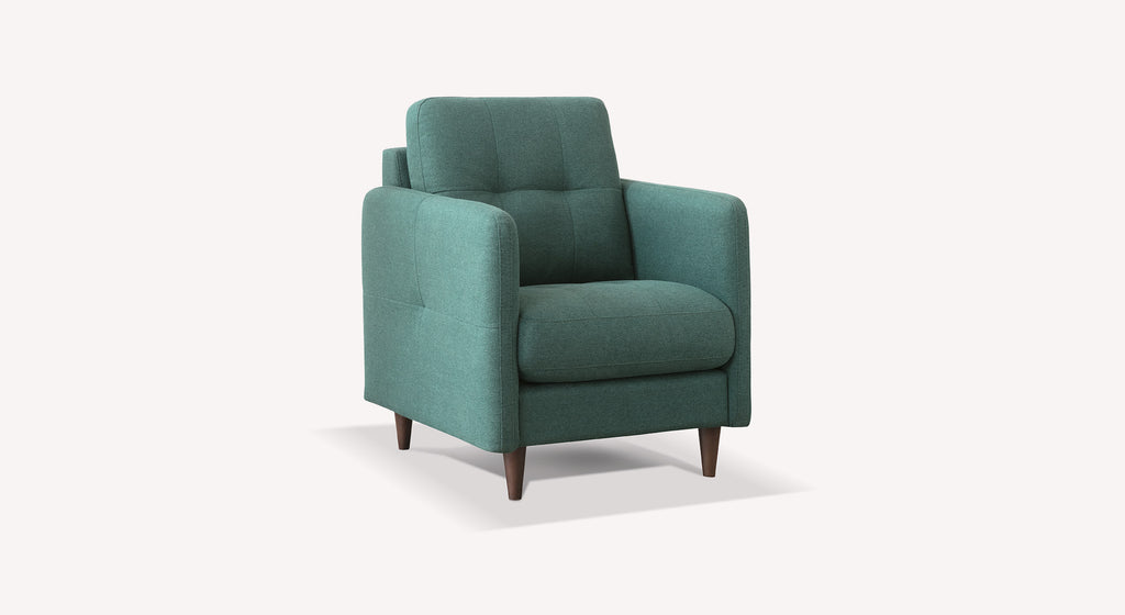 Fauteuil en tissu Austin couleur pétrole, design moderne avec pieds en bois, présenté sur fond blanc