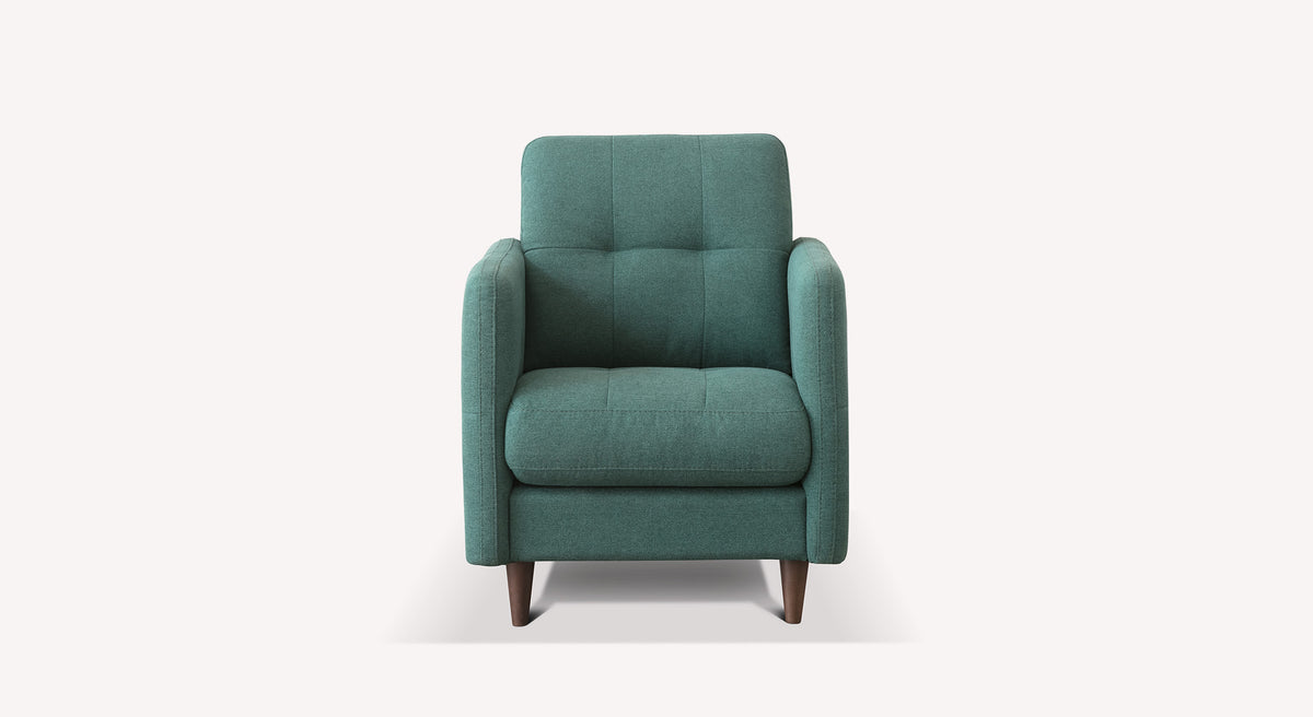 Fauteuil en tissu vert pétrole avec assise et dossier capitonnés, pieds en bois, design moderne dans le cadre du Lot canapé et fauteuil SOHO.