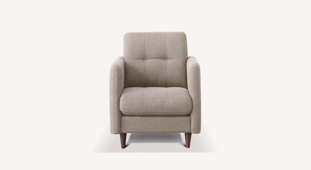 Fauteuil en tissu gris clair avec piètement bois foncé, design moderne et épuré, faisant partie du Lot canapé et fauteuil SOHO Austin Silver.