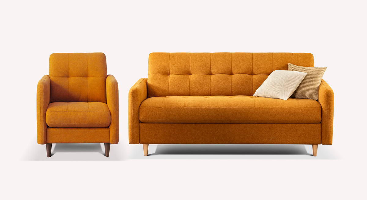 Lot canapé et fauteuil SOHO Austin Golden Yellow en tissu curry avec design moderne, coussins rembourrés et pieds en bois, offrant confort et style élégant pour séjour contemporain.