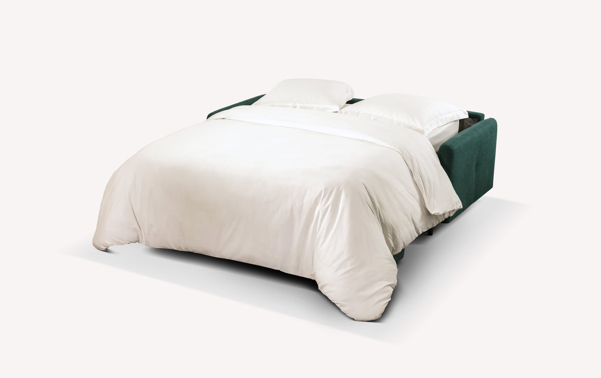 Lot canapé et fauteuil SOHO en tissu vert avec canapé convertible déplié, offrant un couchage confortable avec un vrai matelas, idéal pour un usage quotidien.