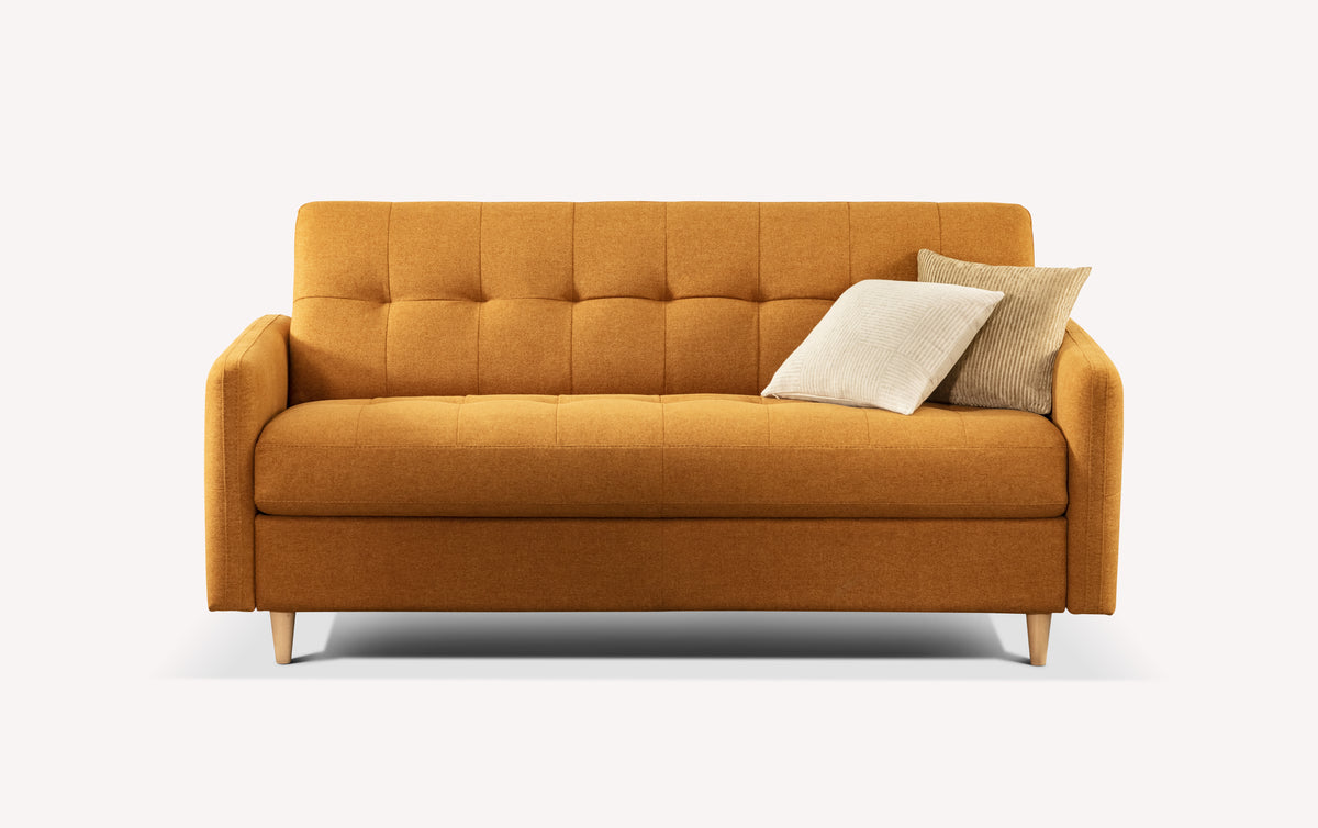 Lot canapé et fauteuil SOHO Austin Golden Yellow en tissu curry avec coussins beiges, design moderne et élégant pour un canapé convertible confortable.