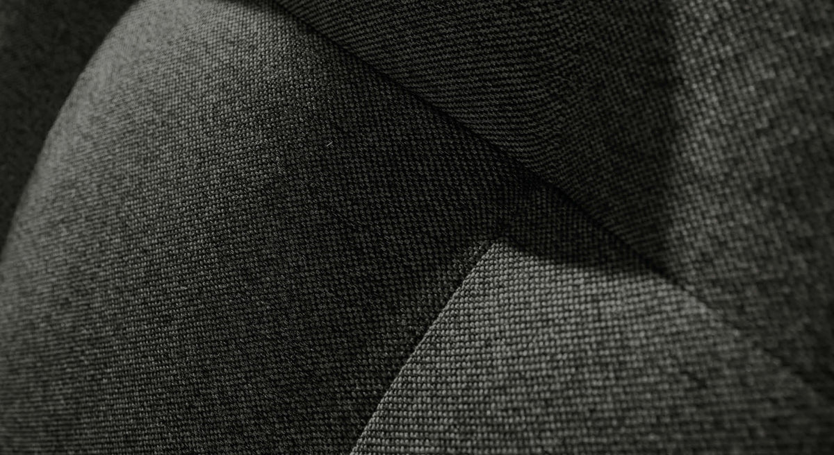 Gros plan sur le tissu ardoise texturé d'un canapé convertible Soho Luna