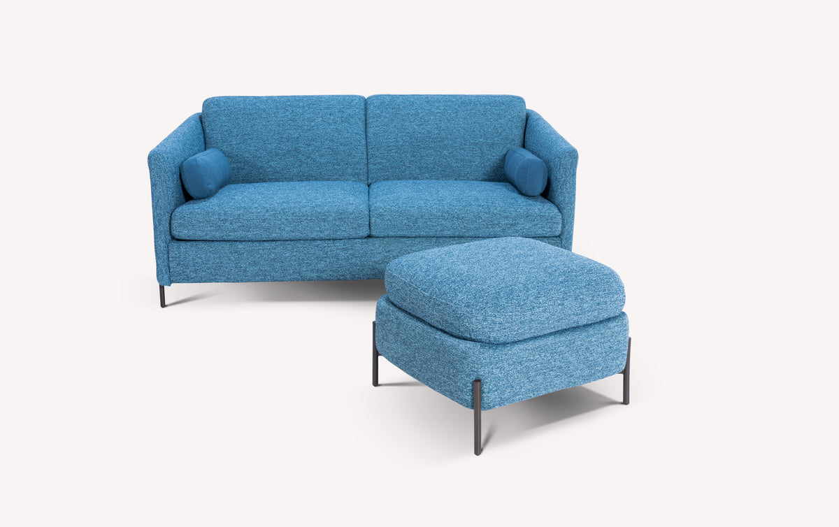 Lot canapé et pouf LAPP Shock Denim en tissu bleu denim avec structure fine en métal noir, design moderne et confortable idéal pour un canapé convertible.