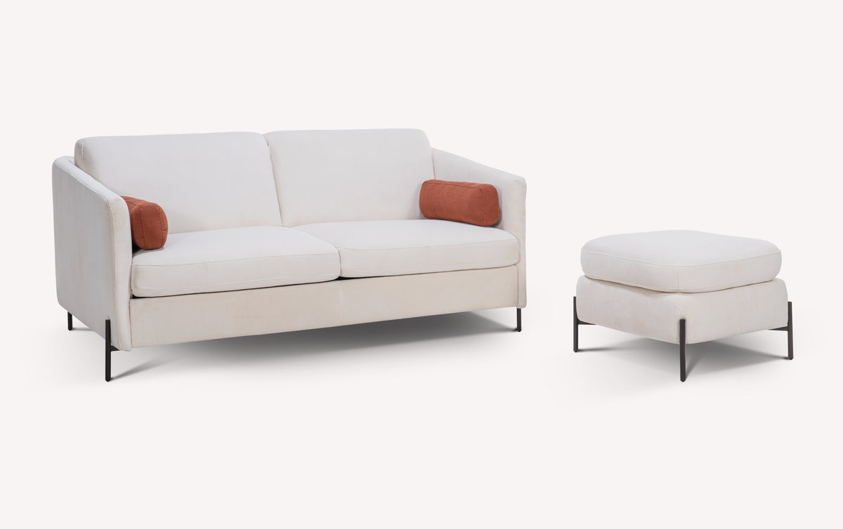Lot canapé et pouf LAPP Teatro Nata en velours beige clair avec pied métal noir, design moderne et épuré pour un canapé convertible confortable et un pouf assorti.