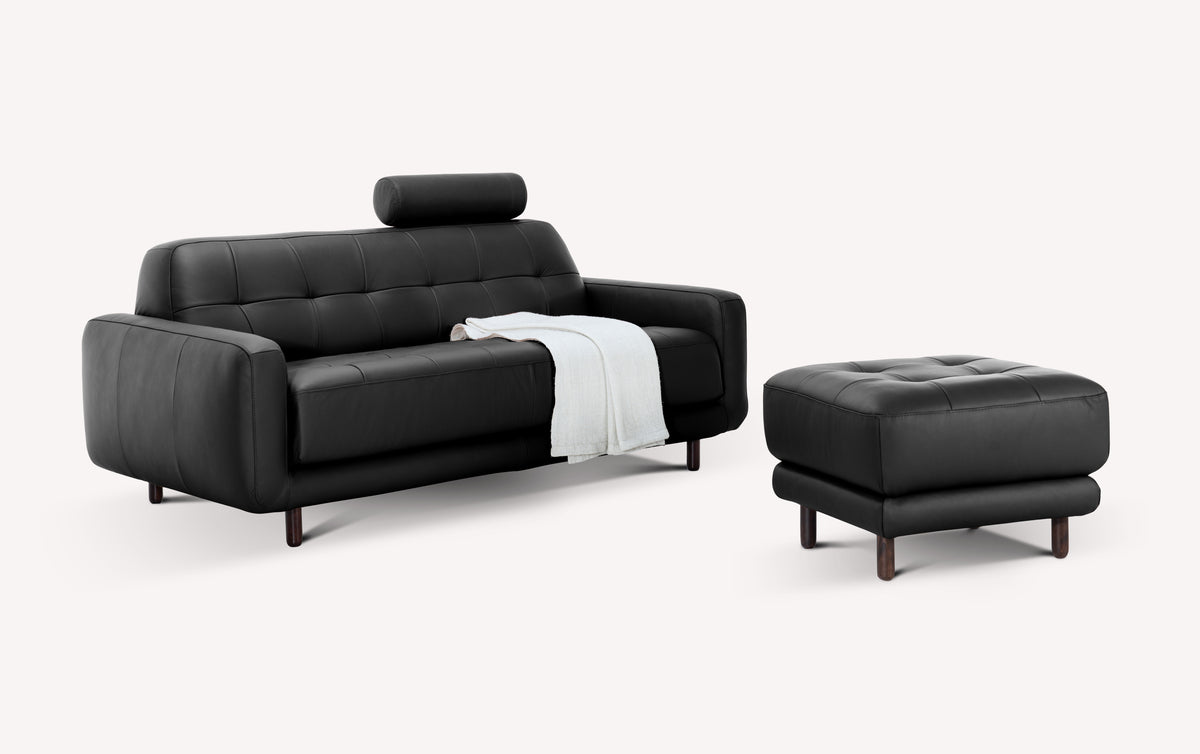 Lot canapé et pouf CLARK Cuir Sidney Noir en cuir noir élégant avec design moderne et pieds en bois, idéal pour un canapé convertible confortable dans un intérieur contemporain.