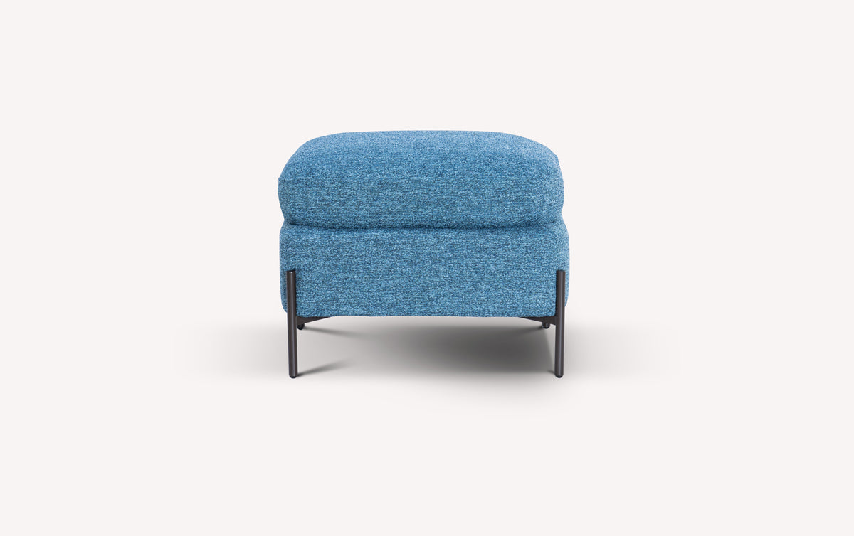 Lot canapé et pouf LAPP Shock Denim en tissu bleu denim avec structure métallique noire, offrant un style moderne et confortable pour votre salon.