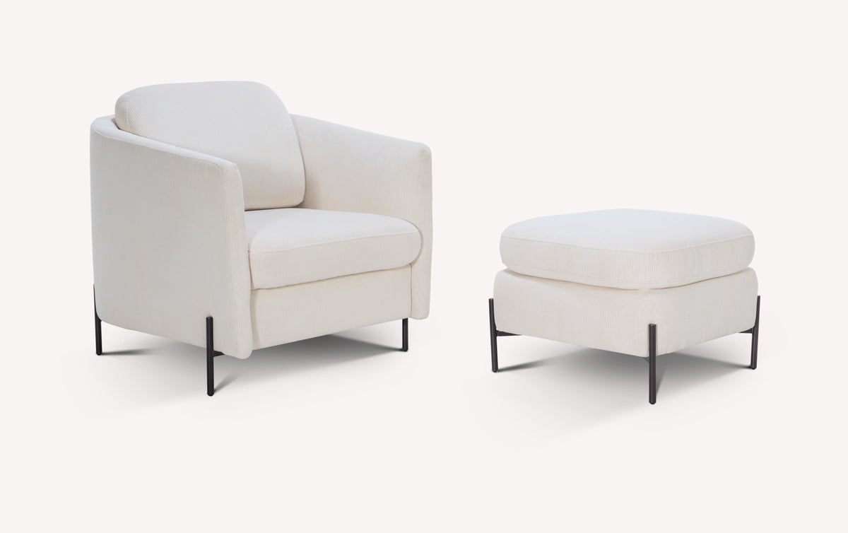 Lot fauteuil et pouf LAPP Teatro Nata en velours écru avec pieds noirs, design élégant et confortable pour un salon moderne.