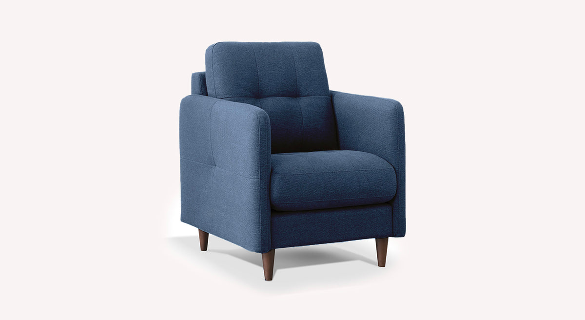 Fauteuil en tissu bleu avec assise et dossier rembourrés, pieds en bois foncé, partie du lot canapé d'angle et fauteuil SOHO offrant un style contemporain et confortable.