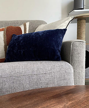 Zoom sur un coussin décoratif, sur le canapé Jimmy