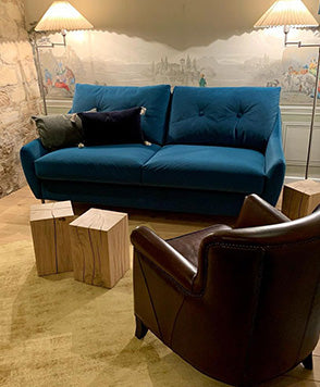 Canapé convertible LAYNE en velours bleu, dans un salon
