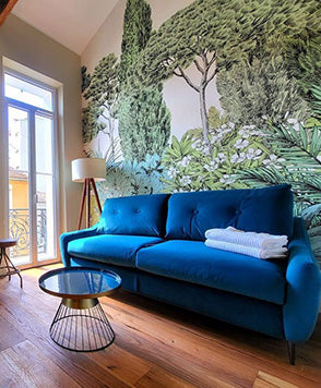Canapé convertible Layne velours bleu cobalt, dans un salon