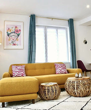 Photo du canapé Clark jaune dans un salon, avec pouf assorti