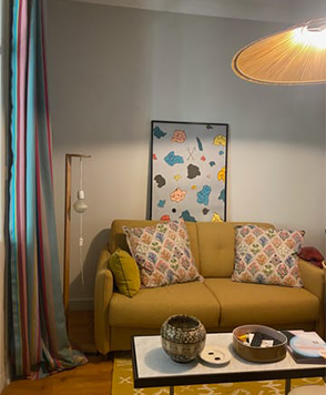 Le canapé convertible jaune Tony, dans un salon cocooning