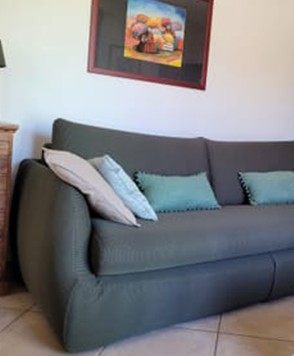Zoom sur le canapé convertible kaki LUZ