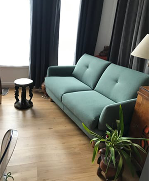 Canapé convertible Finn bleu dans un salon