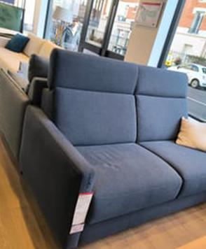 Zoom sur le canapé convertible Amy en magasin La maison convertible