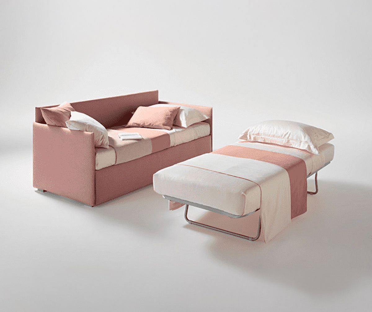 Lit gigogne DIVANO 150 tissus au choix en tissu rose poudré avec un canapé compact et un couchage déplié élégant, adapté pour un usage quotidien et un gain d’espace optimal.