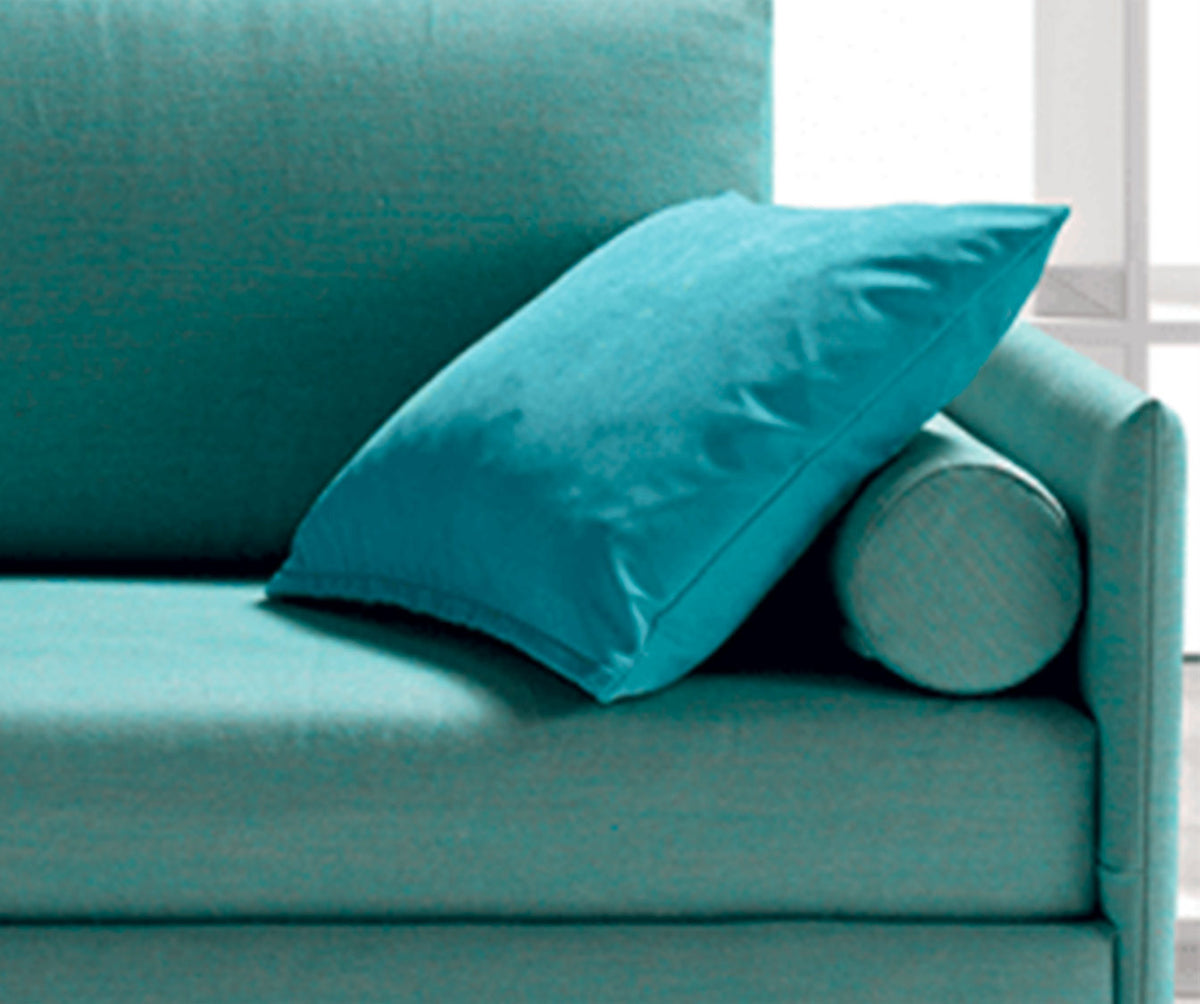 Détail du coussin et accoudoir du Lit gigogne SOFA Smedo Bleu, canapé convertible confortable avec tissu bleu élégant et finition soignée.