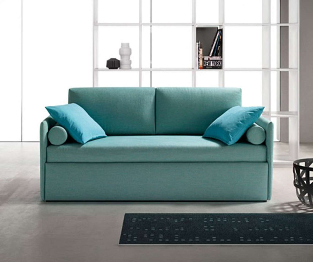 Lit gigogne SOFA Smedo Bleu en tissu bleu avec deux coussins assortis, élégant et fonctionnel, idéal comme canapé convertible pour un couchage quotidien confortable.