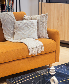 Zoom sur le canapé Soho Golden Yellow en magasin
