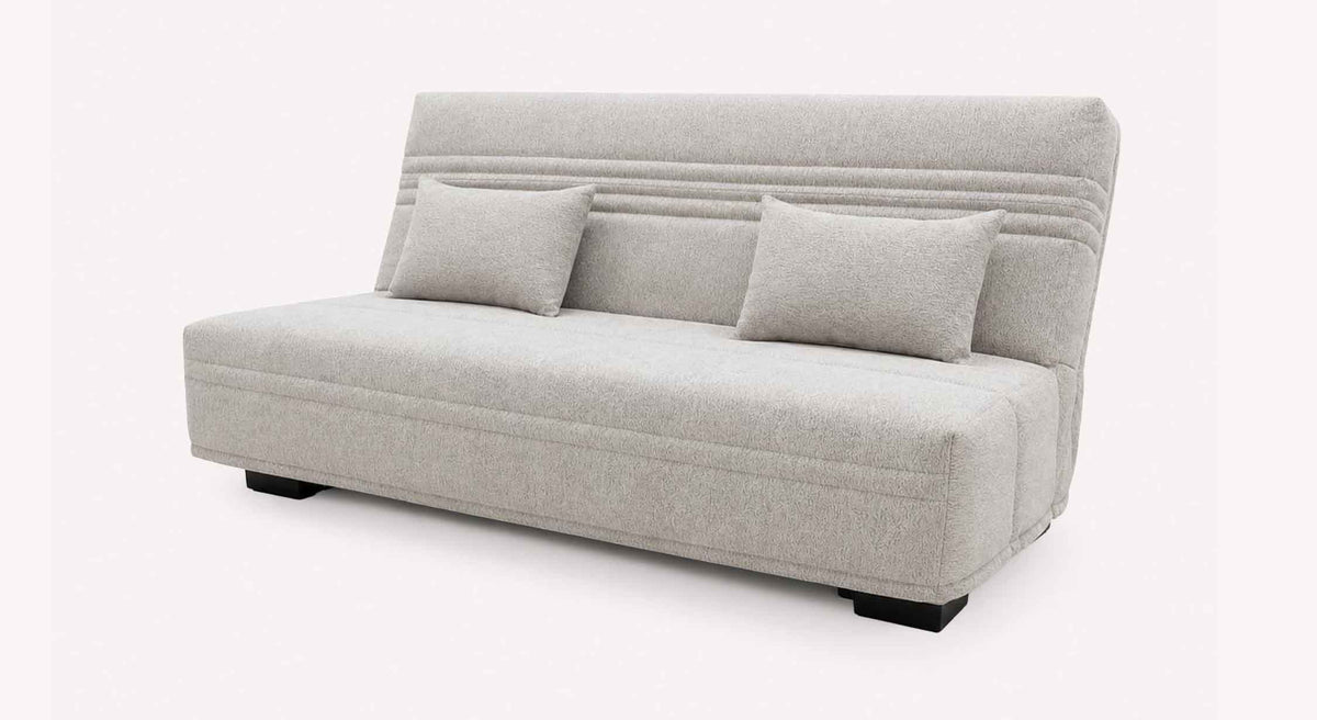 Canapé convertible LEON Misterio Brume en tissu gris clair avec deux coussins assortis, idéal pour un couchage quotidien confortable et un style moderne.