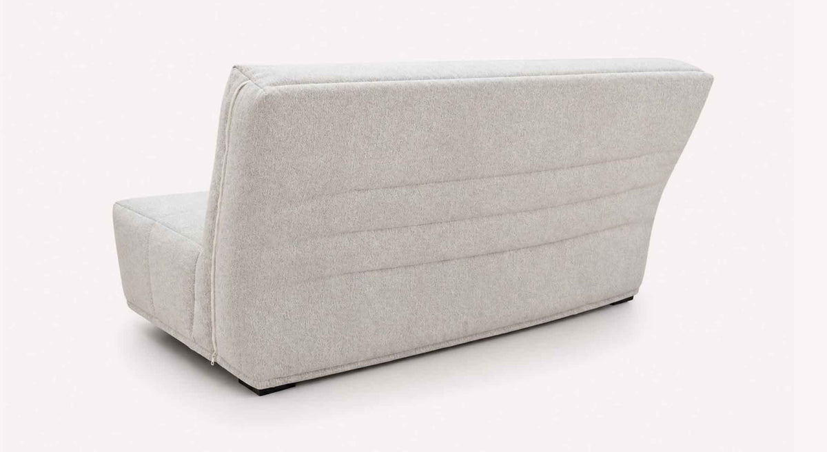 Canapé convertible LEON Misterio Brume en tissu gris clair avec design moderne et lignes épurées, idéal pour un couchage quotidien confortable.